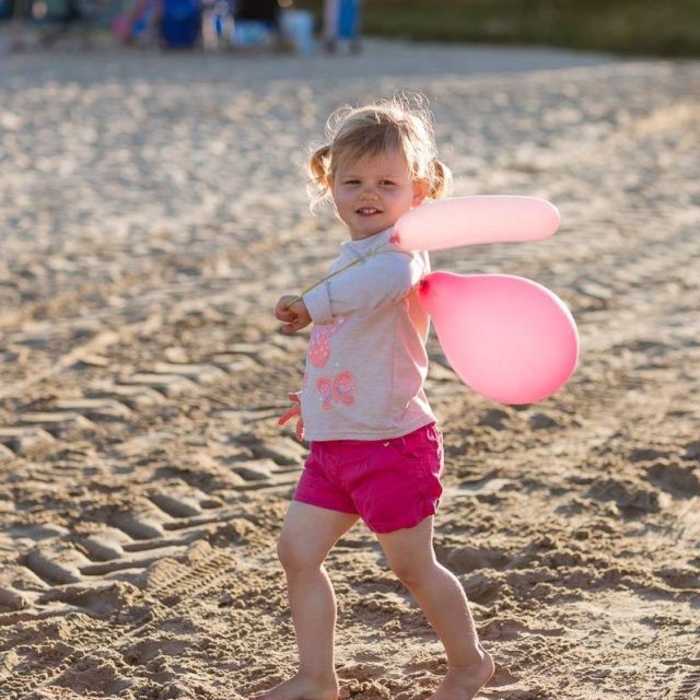 https://bulmerleisure.co.uk/wp-content/uploads/2015/09/silver-bay-holiday-village-anglesey-cute-girl-on-beach-with-balloons-e1616086026131-640x640.jpg