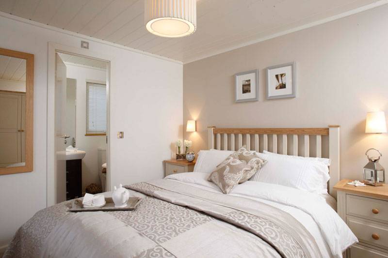 The-Plantation-Luxury-Holiday-Lodge-at-Silver-Bay-Double-bedroom.jpg