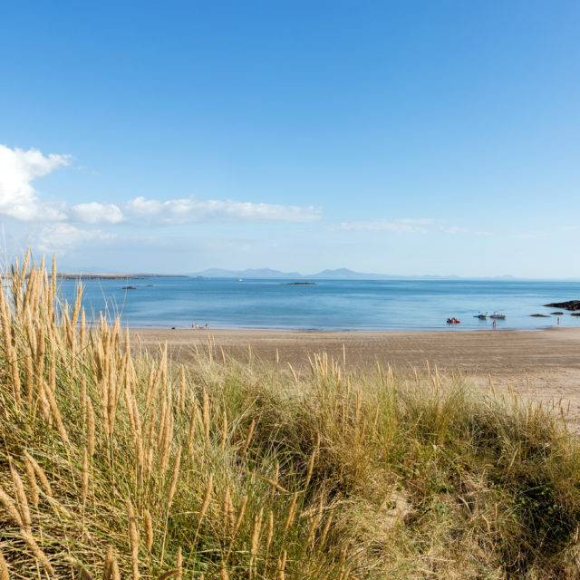 https://bulmerleisure.co.uk/wp-content/uploads/2016/05/silver-bay-holiday-village-anglesey-view-from-the-dunes-at-silver-bay-beach-640x640.jpg