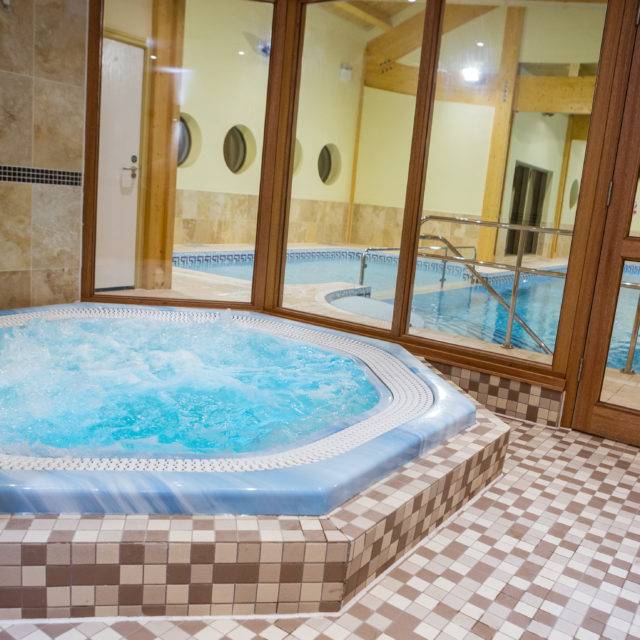 https://bulmerleisure.co.uk/wp-content/uploads/2016/12/Silver-Bay-Spa-and-Leisure-Complex-Jacuzzi-3-640x640.jpg