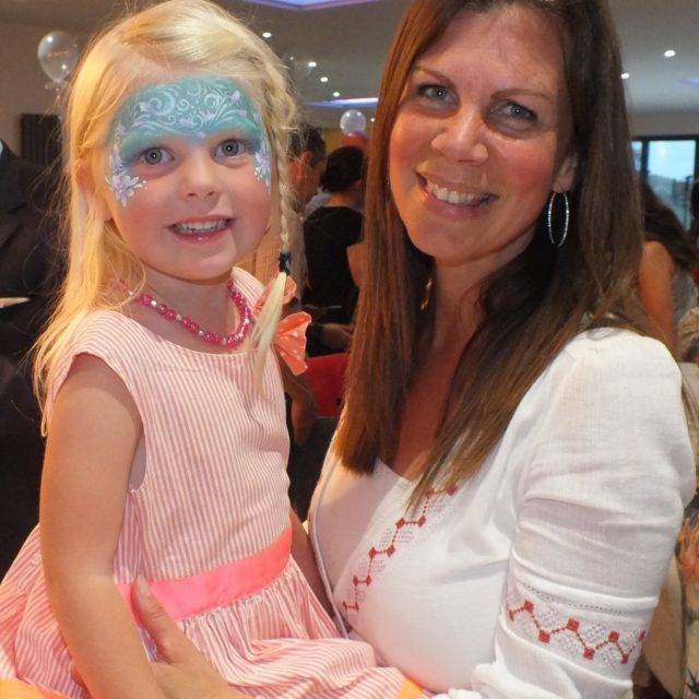 https://bulmerleisure.co.uk/wp-content/uploads/2016/12/silver-bay-holiday-village-anglesey-busy-bayers-face-painting-640x640.jpg