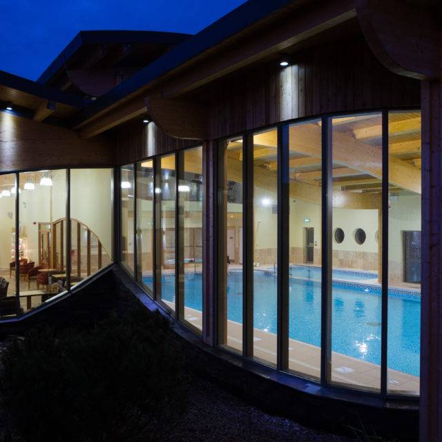 https://bulmerleisure.co.uk/wp-content/uploads/2016/12/silver-bay-holiday-village-anglesey-spa-evening-exterior-640x640.jpg