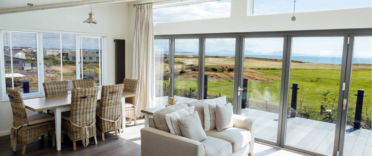 https://bulmerleisure.co.uk/wp-content/uploads/2016/12/silver-bay-holiday-village-luxury-lodges-anglesey-bifold-doors-1280x540.jpg