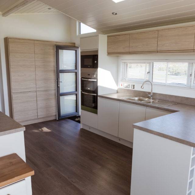 https://bulmerleisure.co.uk/wp-content/uploads/2016/12/silver-bay-holiday-village-luxury-lodges-anglesey-kitchen-diner-640x640.jpg