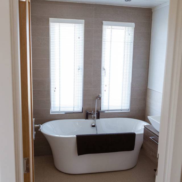 https://bulmerleisure.co.uk/wp-content/uploads/2016/12/silver-bay-holiday-village-luxury-lodges-anglesey-rolltop-bath-640x640.jpg